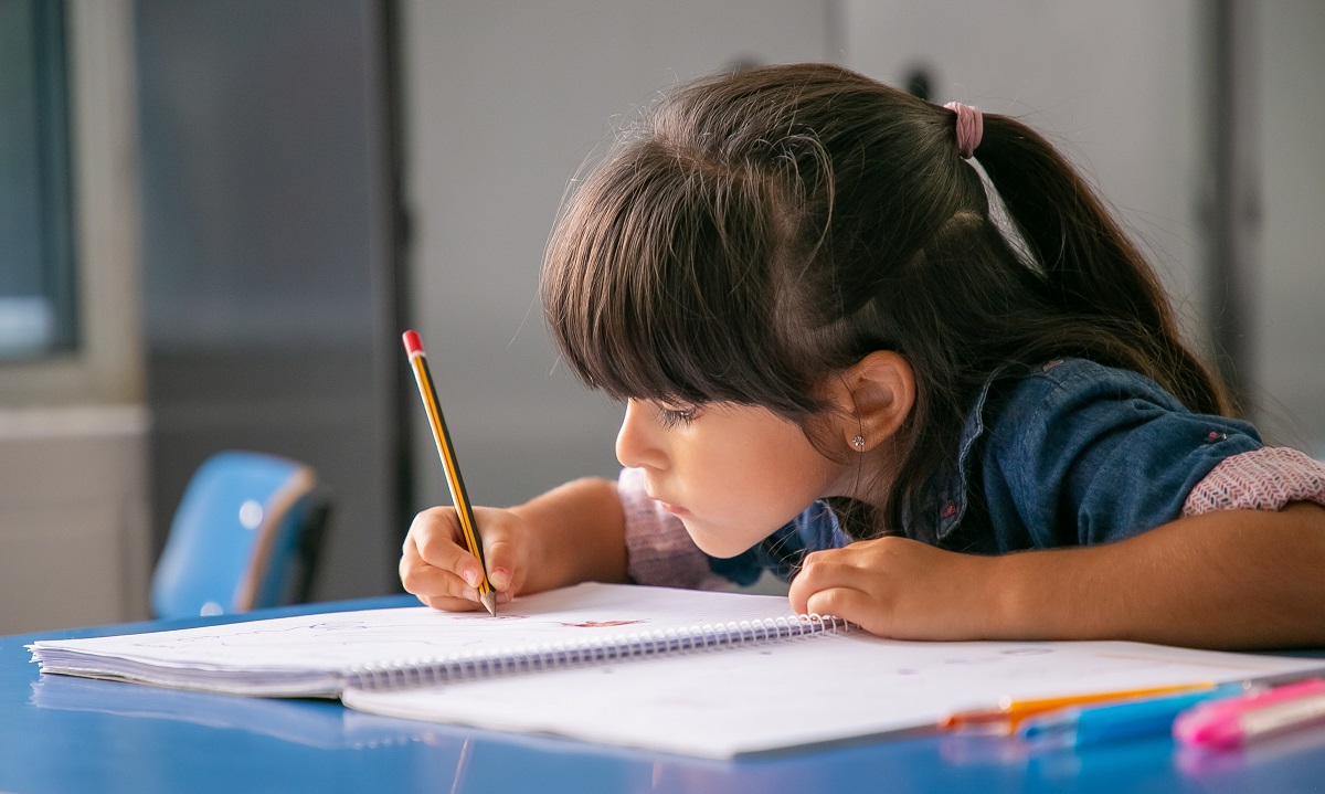 La clave está en cómo acompañar de manera efectiva a los pequeños y eventualmente que lo hagan solos. (freepik.es)