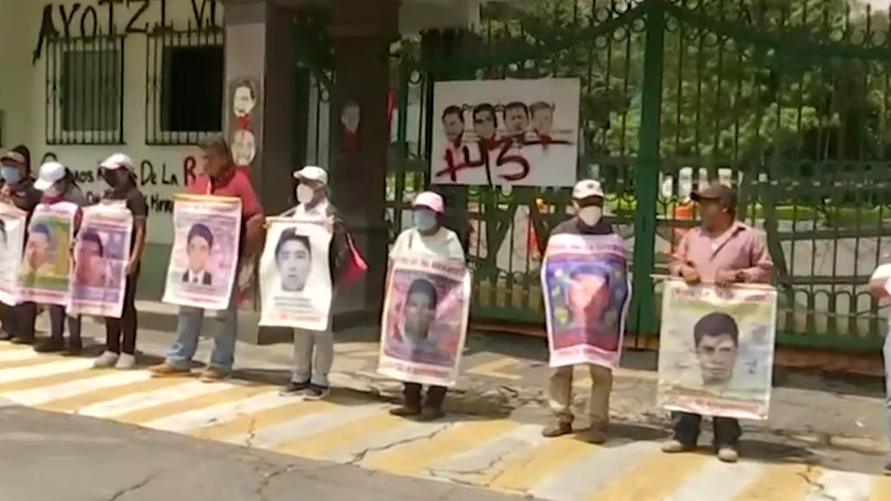 Familiares de los 43 de Ayotzinapa protestan en el Campo Militar 1 en CdMx