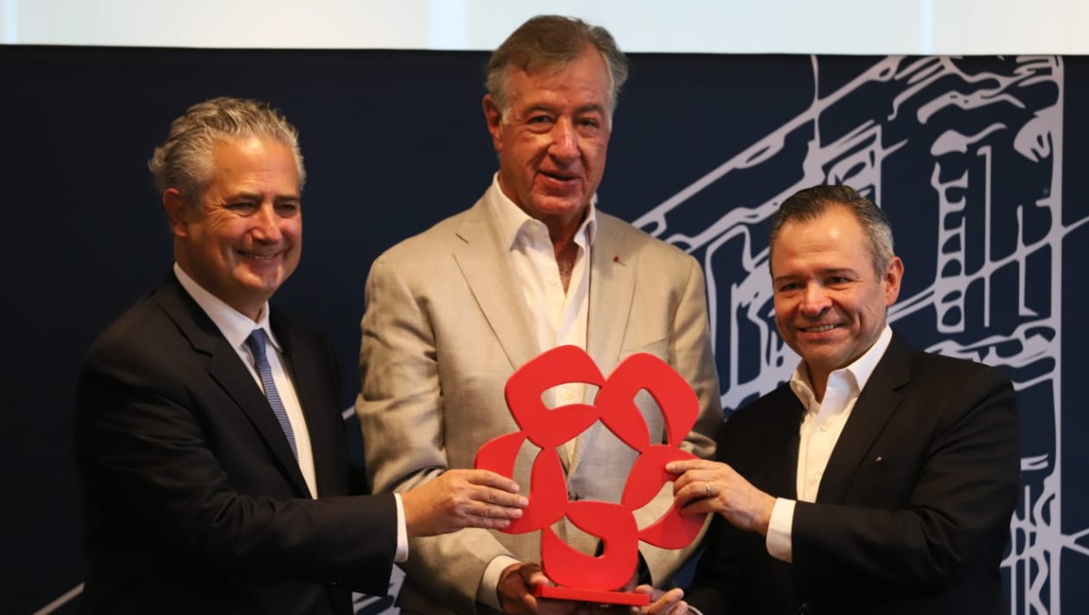 Fernando Chico Pardo junto a directivos de Banamex, en conferencia de prensa.