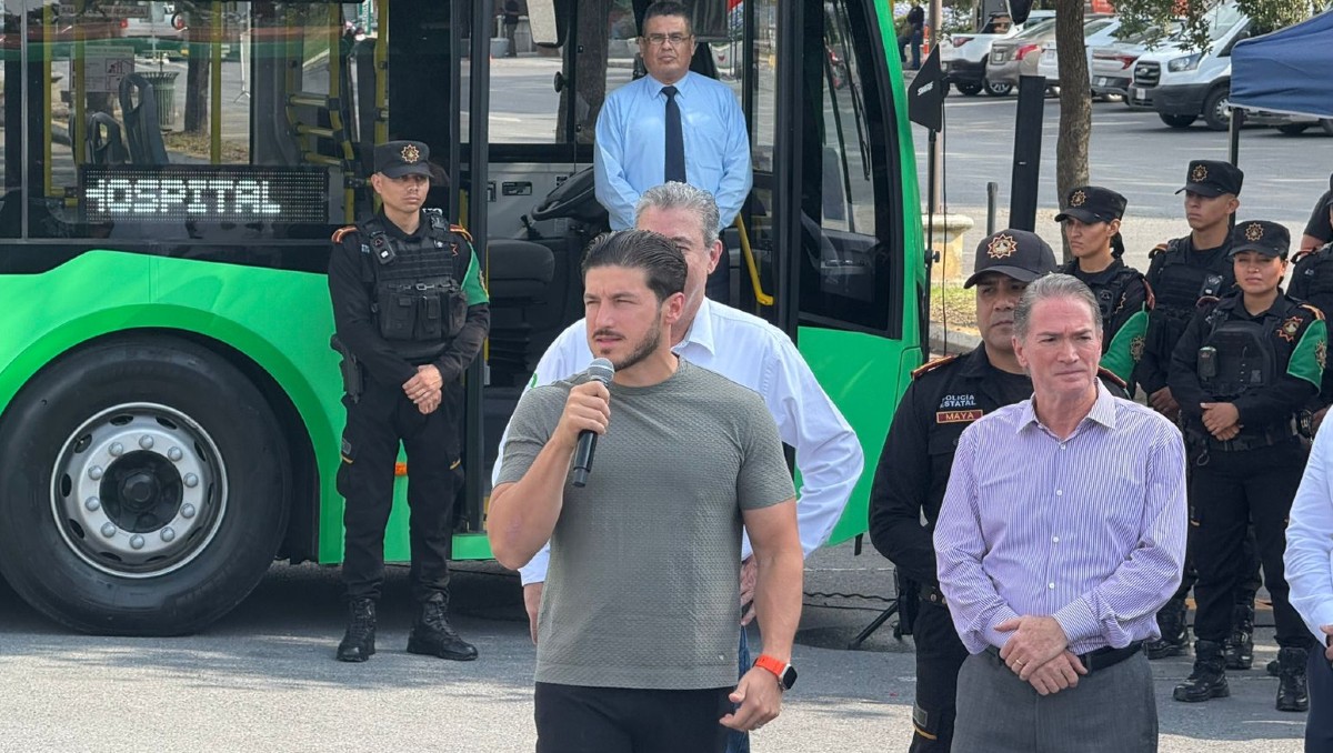 El gobernador Samuel García dijo durante la entrega de 26 camiones nuevos para la Ruta 130 que Monterrey será otra ciudad. | Víctor González