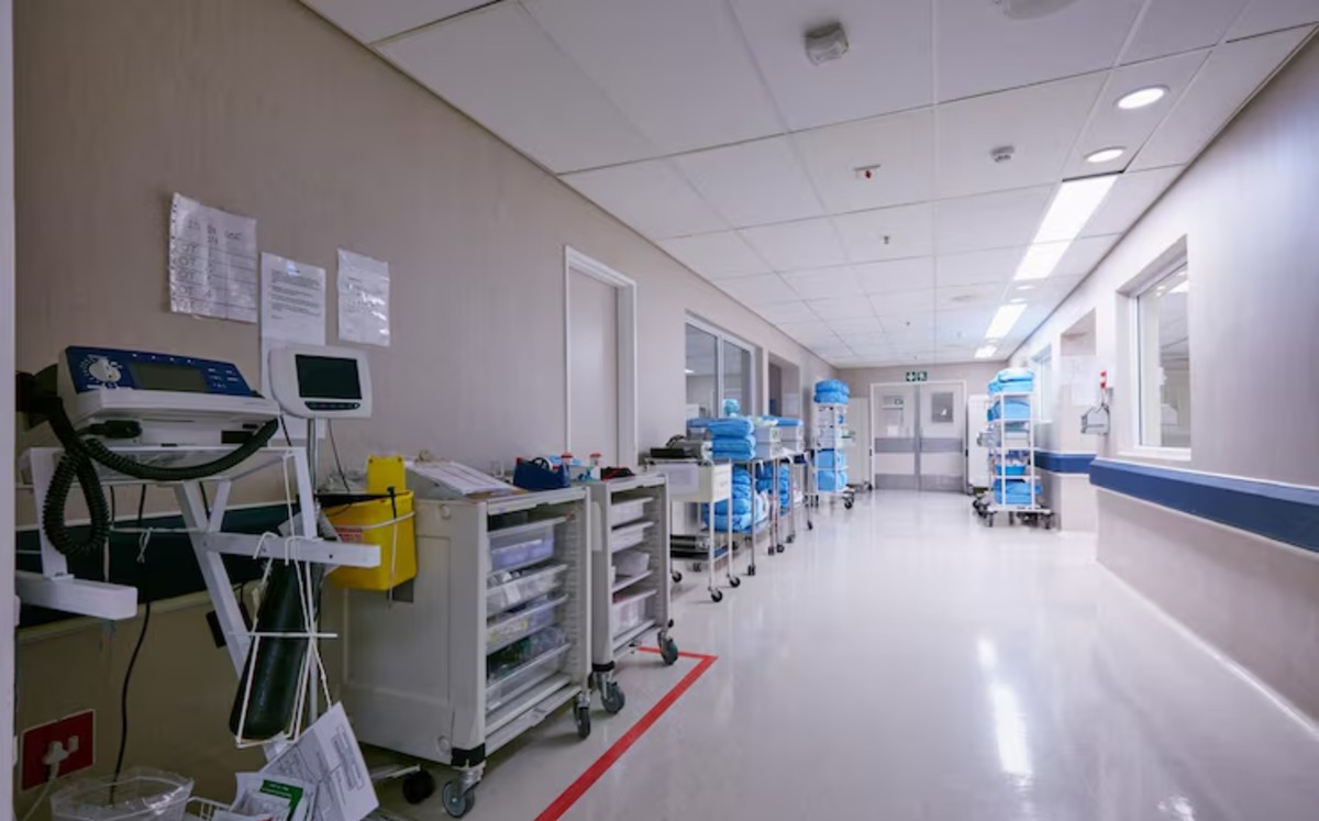 El hospital mantiene sus operaciones con el apoyo de una planta, lo que ha permitido sostener de manera parcial los servicios básicos. | Freepik