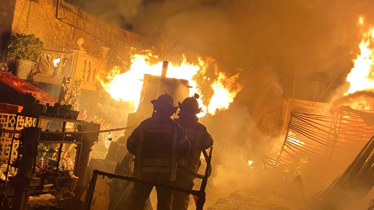 Se incendia local comercial en Chimalhuacán; rescatan a 8 tortugas