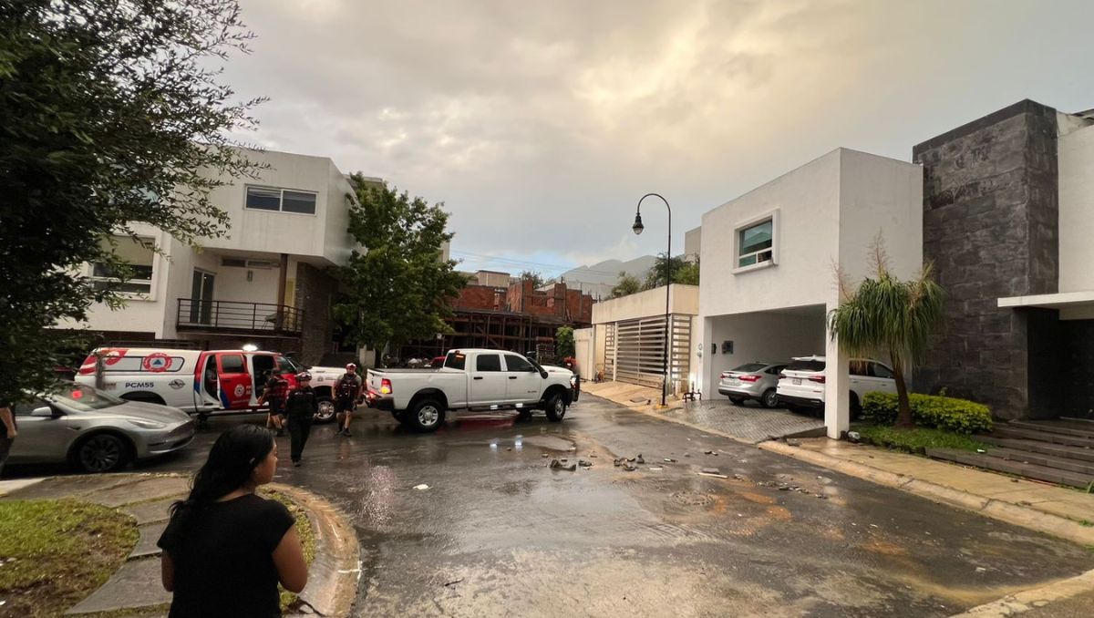 Según informes, debido a la corriente de agua, una pared que delimita dos viviendas se debilitó y cayó. | Especial