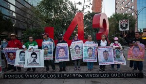 Protesta de familiares de los 43 normalistas de Ayotzinapa en CdMx