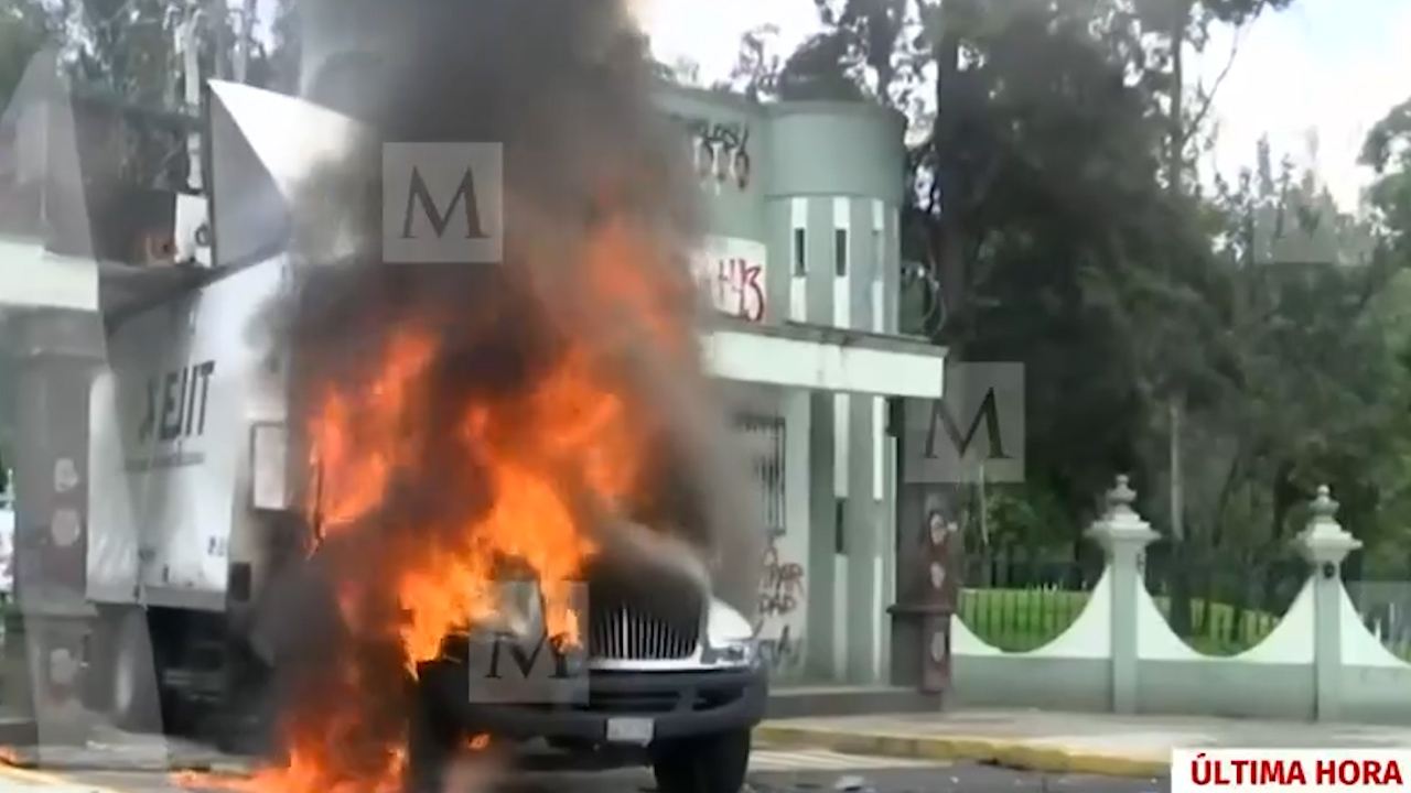 Normalistas derriban puerta del Campo Militar 1-A con camión en protesta por Ayotzinapa