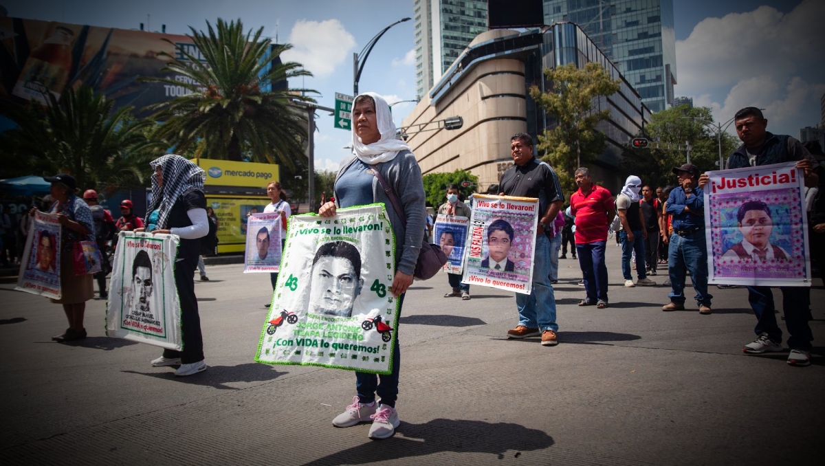 Padres de los 43 estudiantes normalistas desaparecidos en Ayotzinapa salen de Av. Juárez