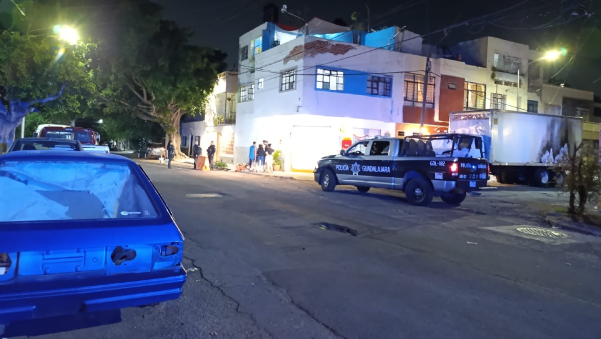 Policías acuden a finca atacada en la colonia Moderna de Guadalajara (Vicente Torres Alfaro)