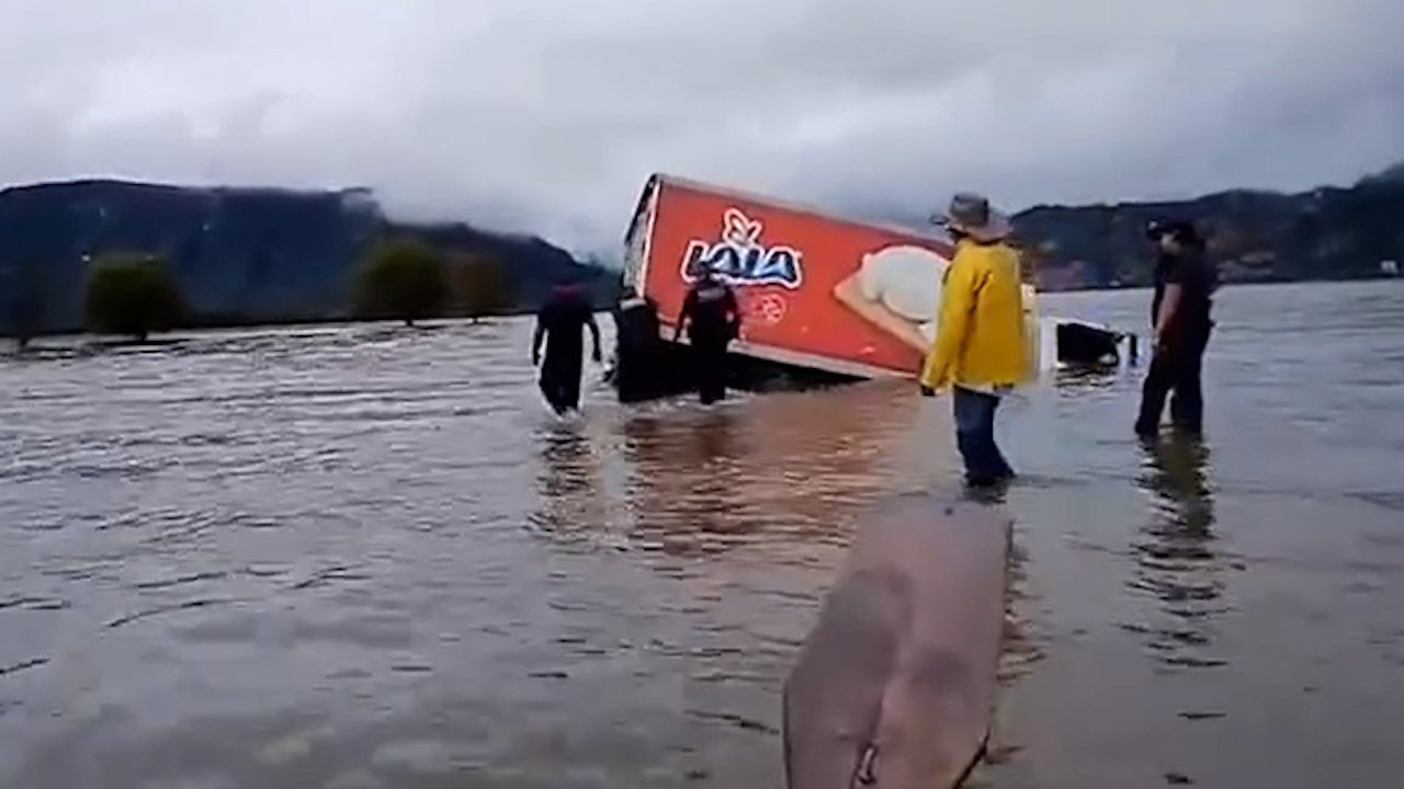 Repartidor de Lala creyó que traía lancha y casi se hunde en laguna de Metztitlán, en Hidalgo