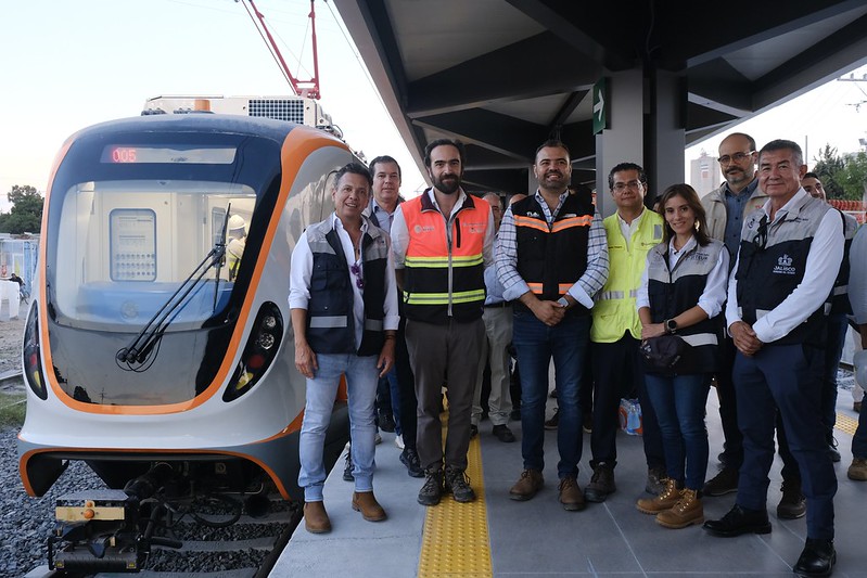 Supervisan obras de la Línea 4 en Tlajomulco. (Cortesía)