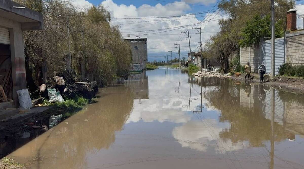 Vecinos de San Pedro Tultepec denuncian un mes de inundaciones que ponen en riesgo su producción de muebles de madera. Foto: Mario C. Rodríguez