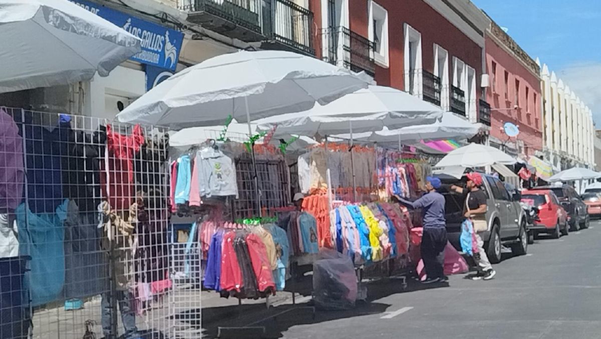 Ambulantes invaden parquímetros en el Centro Histórico de Puebla | Melanie Torres