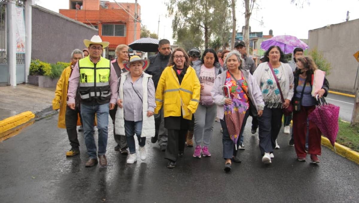 Azucena Cisneros Coss y vecinos recorrieron a pie avenida Altavilla. Especial