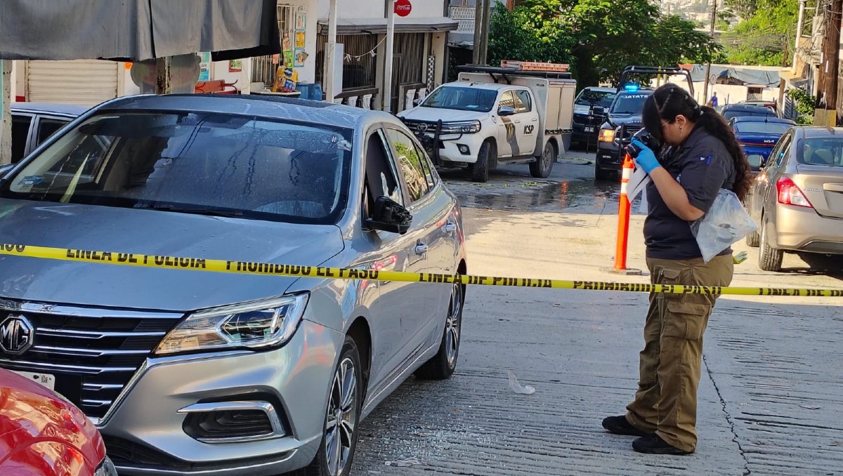 Balean cuatro vehículos estacionados en Monterrey | Agustín Martínez