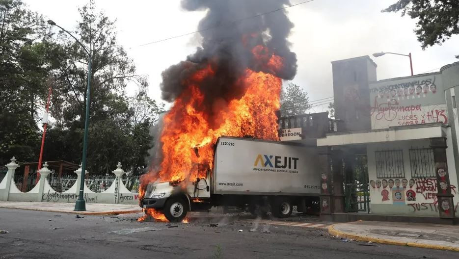 Caso Ayotzinapa: Derriban puerta, lanzan petardos y queman camión en Campo Militar 1