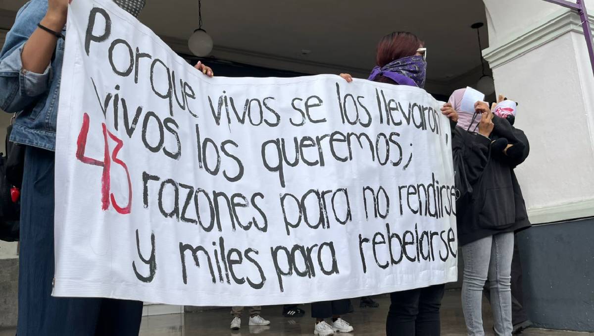 Colectivos y paristas de la UAEMéx realizaron una movilización en memoria de la desaparición de normalistas  de Ayotzinapa. Foto: Bernardo Jasso