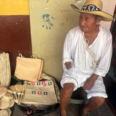 En la región de la huasteca se dedica a vender sus productos de palma