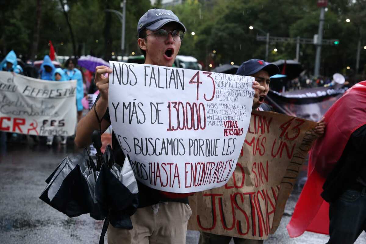 Nos faltan 43 Marcha por Ayotzinapa en Paseo de la Reforma. | Foto: Jesús Quintanar