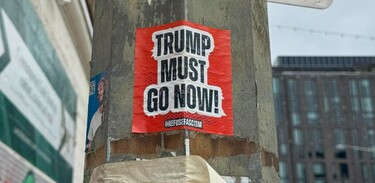 "Fuck Trump", dice un sticker en Washington. | EFE