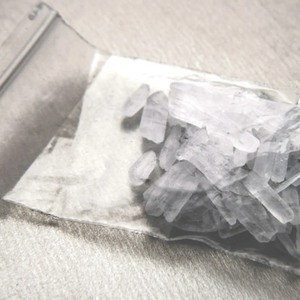 La letalidad del opioide lo ha vuelto el centro de atención, sin embargo, otra droga lo supera en cantidades consumidas y contrabandeadas.