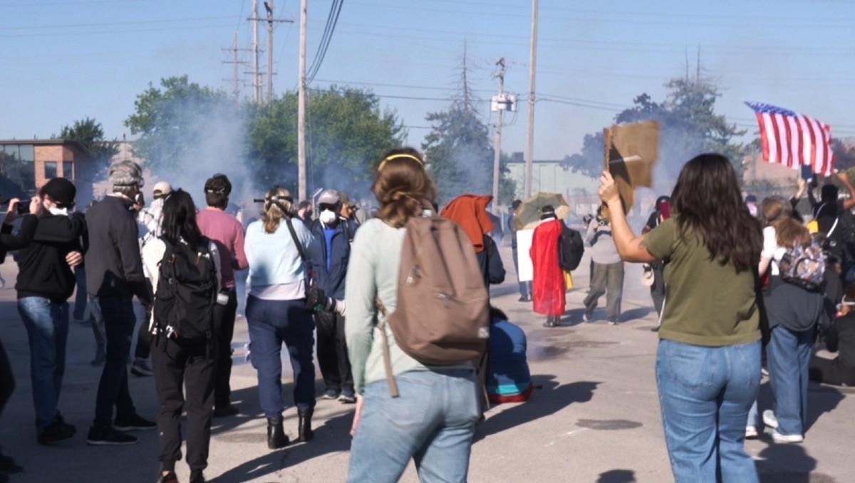 La policía dispersó a manifestantes en Illinois. | AP