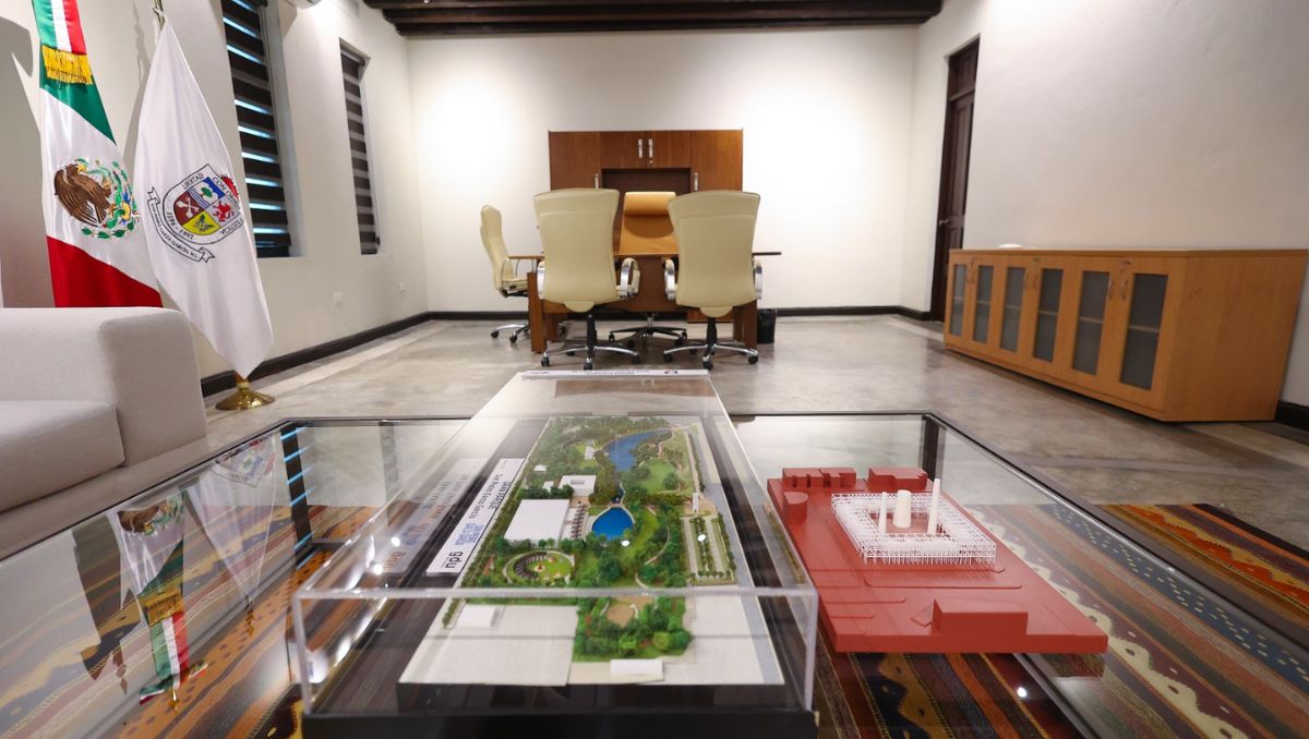 Maquetas y un par de banderas dominan la vista del solitario despacho. Jorge López
