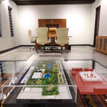 Apenas 24 horas después del homenaje en los bajos del Ayuntamiento de San Pedro, la oficina de Mauricio Fernández solo conserva maquetas de dos de sus proyectos