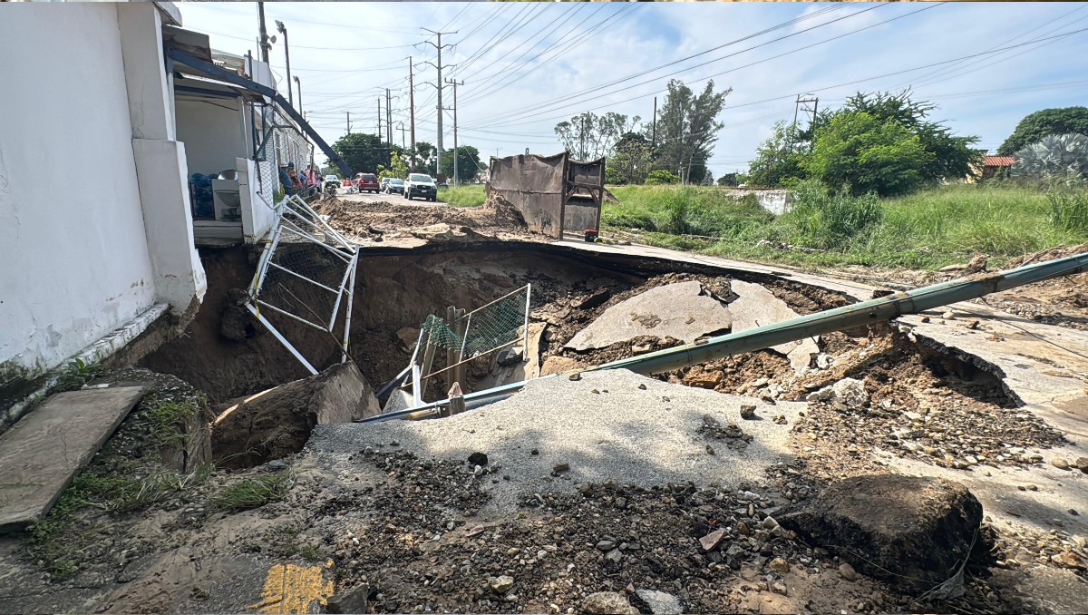 Mega socavón en Ciudad Madero. (Mario Juárez)