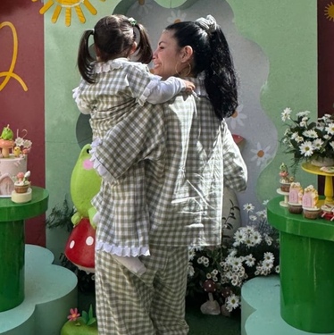 Papás de Nodal acudieron al cumpleaños de su nieta Inti
