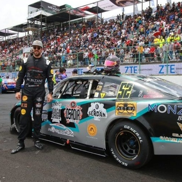 La carrera del playoff de Nascar México fue ganada por Helio Meza, piloto del auto 27 del equipo Alessandros Racing.