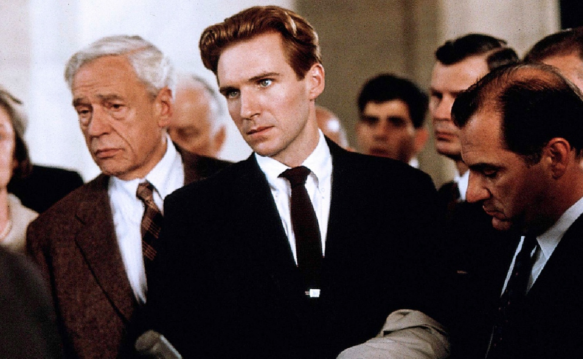 Ralph Fiennes en un fotograma de ‘Quiz Show’. (IMDb)