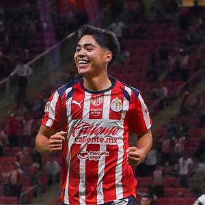 Samir Inda sorprendió con un gran gol en el último partido de Chivas, pero su uniforme generó polémica