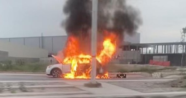 En Torreón, vehículo eléctrico es consumido por el fuego. (Notivox Policía)