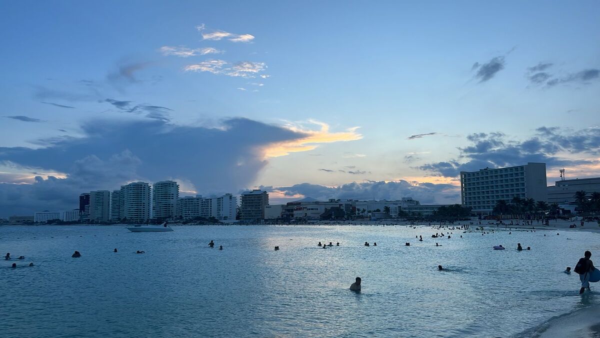 Vista del apagón tras falla eléctrica desde la costa en Cancún. | Adrián Ruiz Rubio
