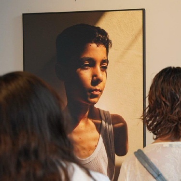 World Press Photo 2025, exposición en el Museo Franz Mayer de la Ciudad de México. Al fondo, la imagen ganadora de la fotógrafa Samar Abu Elouf.
