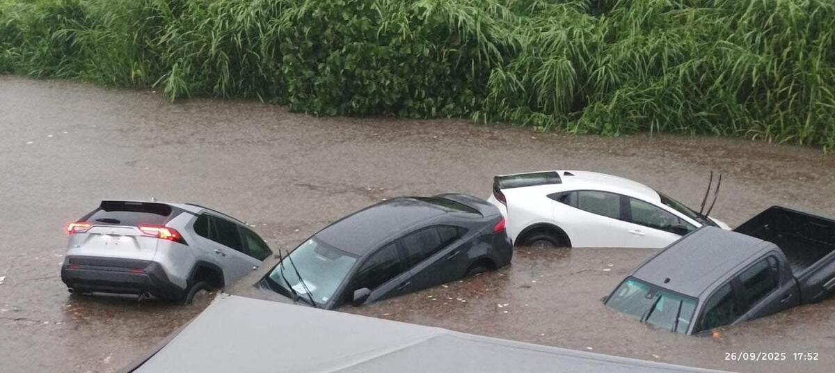 Inundación deja autos sumergidos | Especial
