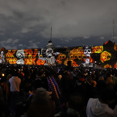 Luces en el Palacio Nacional, en el zócalo de la ciudad  de México