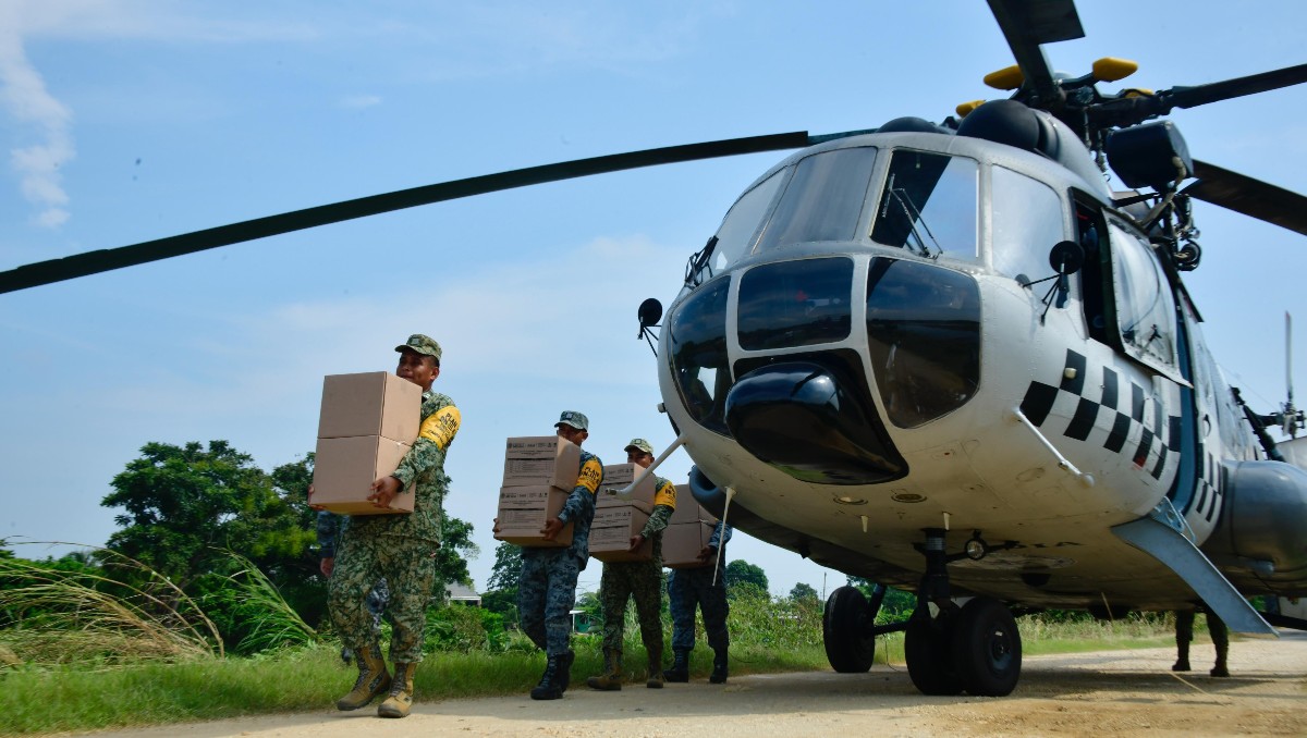 Se entregaron mil 800 más despensas en Veracruz. | Especial