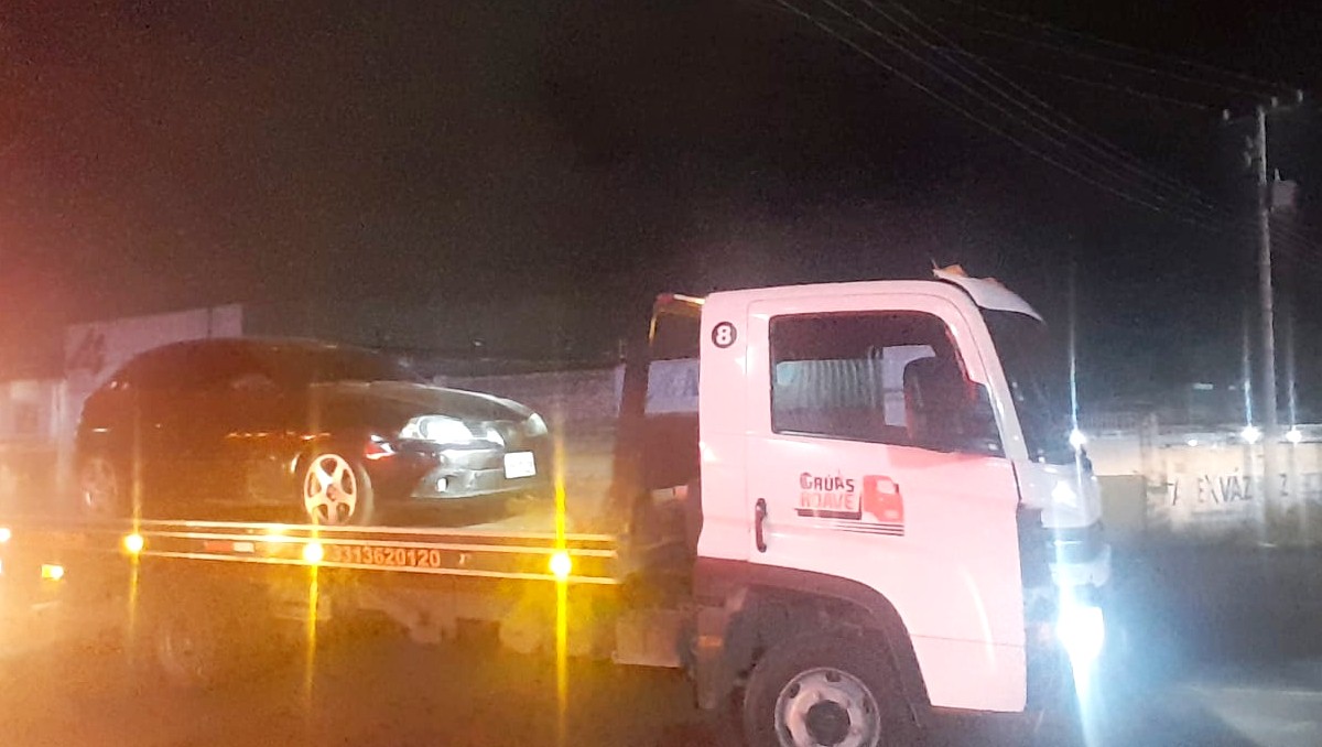 Vehículos son llevados en grúa tras participar en arrancones en Tonalá (Cortesía)