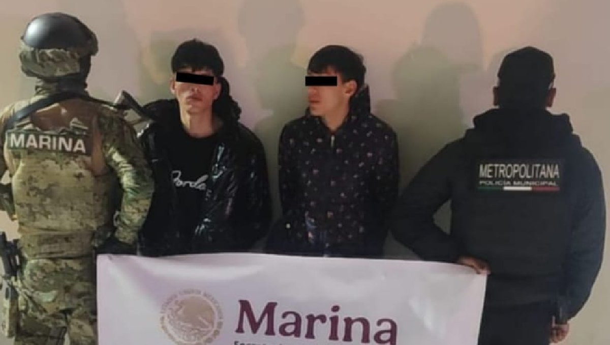 Las autoridades capturaron a dos hombres que portaban un arma de fuego en Ecatepec. Foto: (Especial)