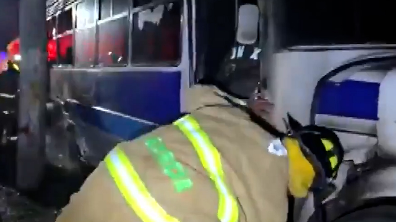 Continua la violencia en Guerrero, incendian autobús de pasajeros