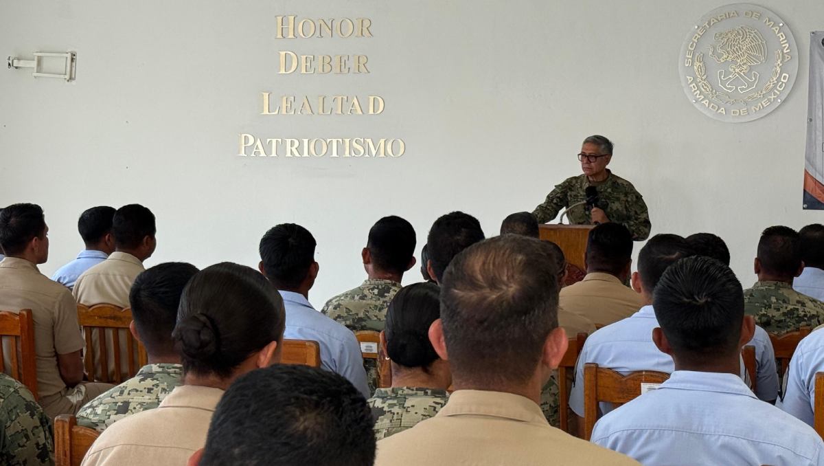 Diálogo sostenido por el secretario de la Marina y el personal naval. | Especial