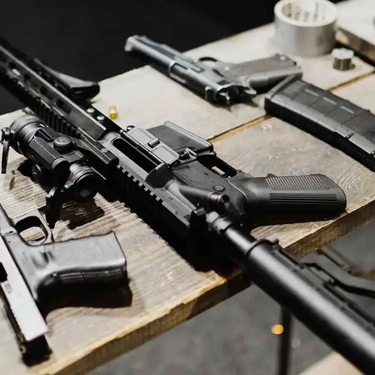 El Departamento de Justicia de Estados Unidos informo sobre la condena que recibieron dos estadunidenses por fabricar y enviar armas automáticas