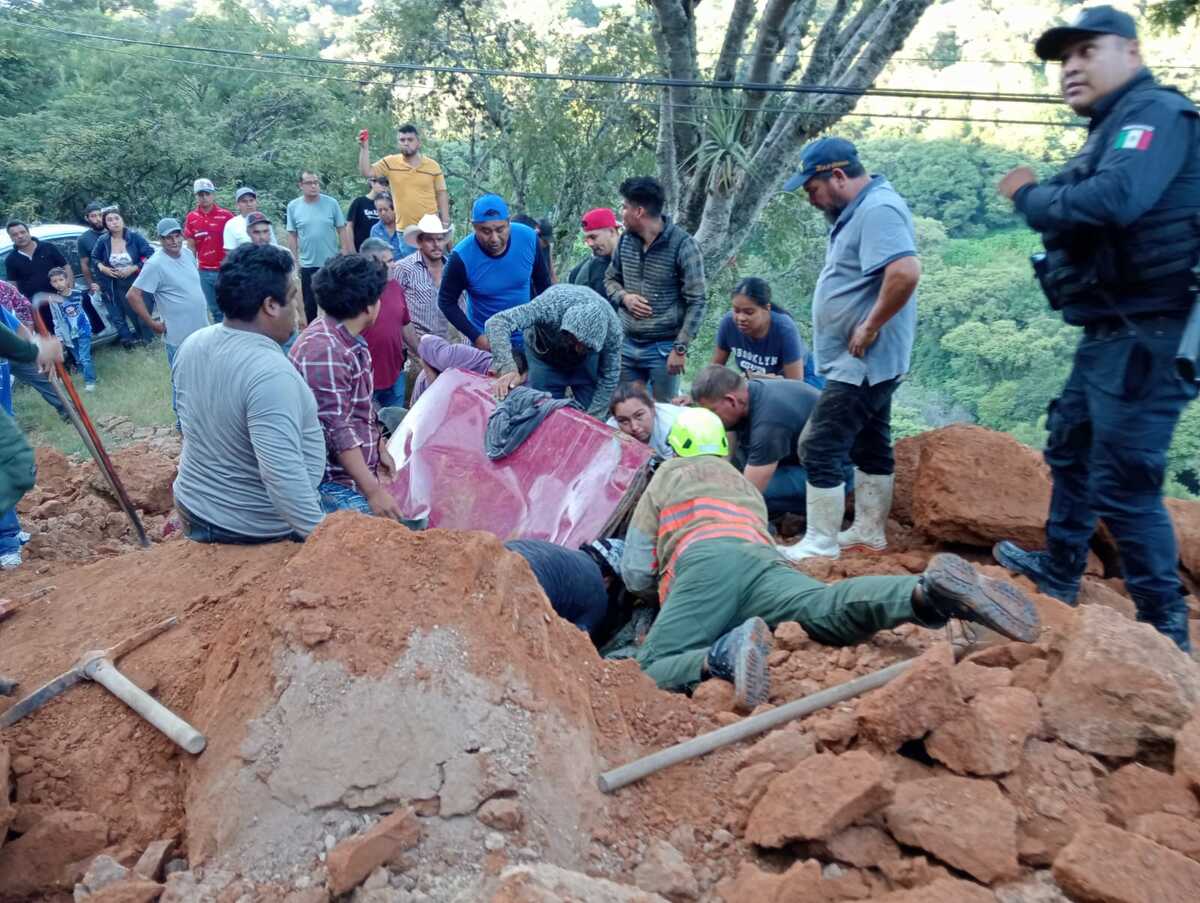 El gobierno municipal alertó a los usuarios sobre la caída de una enorme roca en la zona de 'El Refugio'. | Especial