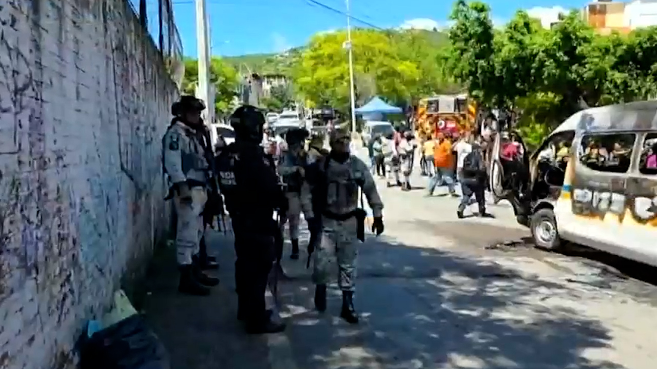 En Guerrero, sujetos armados incendiaron una unidad de pasajeros; hay heridos