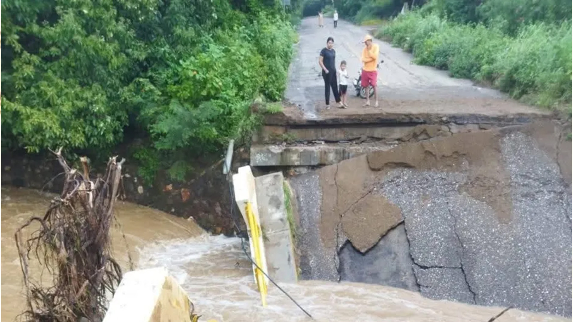 En Michoacán, las lluvias colapsan un puente en carretera federal Zitácuaro-Huetamo