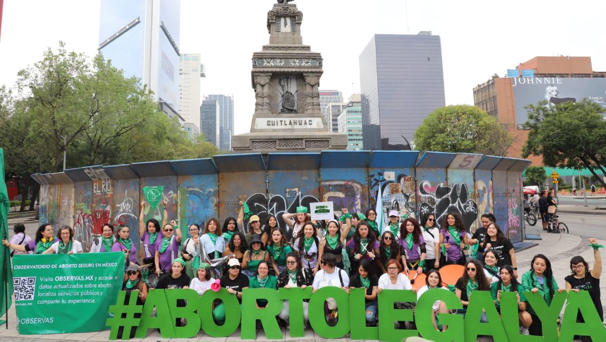 Mujeres coreando "Aborto sí, aborto no, eso lo decido yo" en la Glorieta de Cuitláhuac | Foto: Javier Ríos