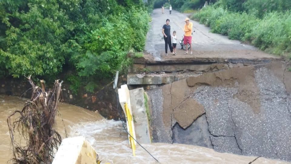 El puente colapsó debido a la creciente del río, provocada por las lluvias. (Especial)