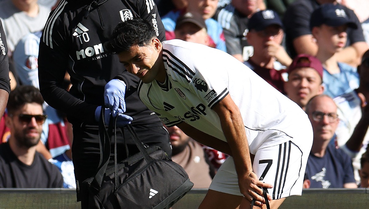 Raúl Jiménez anota gol con el Fulham, pero sale lesionado del partido contra Aston Villa (AFP)