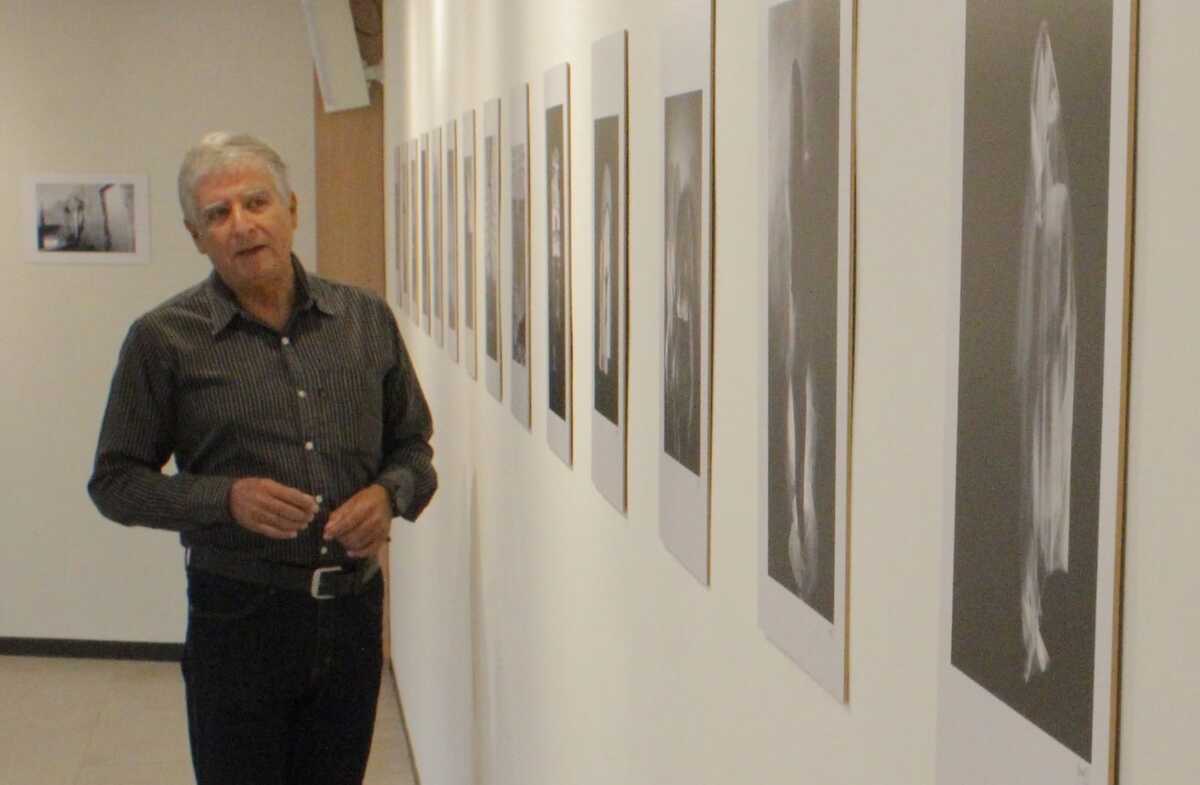 Armando Monsiváis presenta 'Piel de luz' en Ibero Torreón.| Manuel Guadarrama
