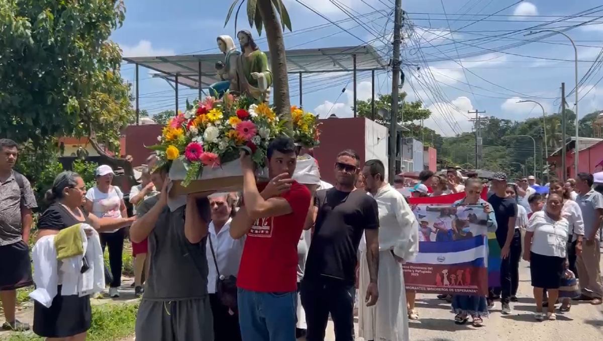Católicos y migrantes realizan procesión en zona fronteriza de México con Guatemala. |